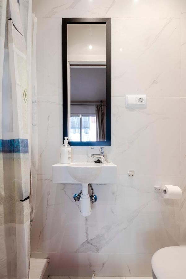 Three Bedroom In Sants Appartamento Barcellona